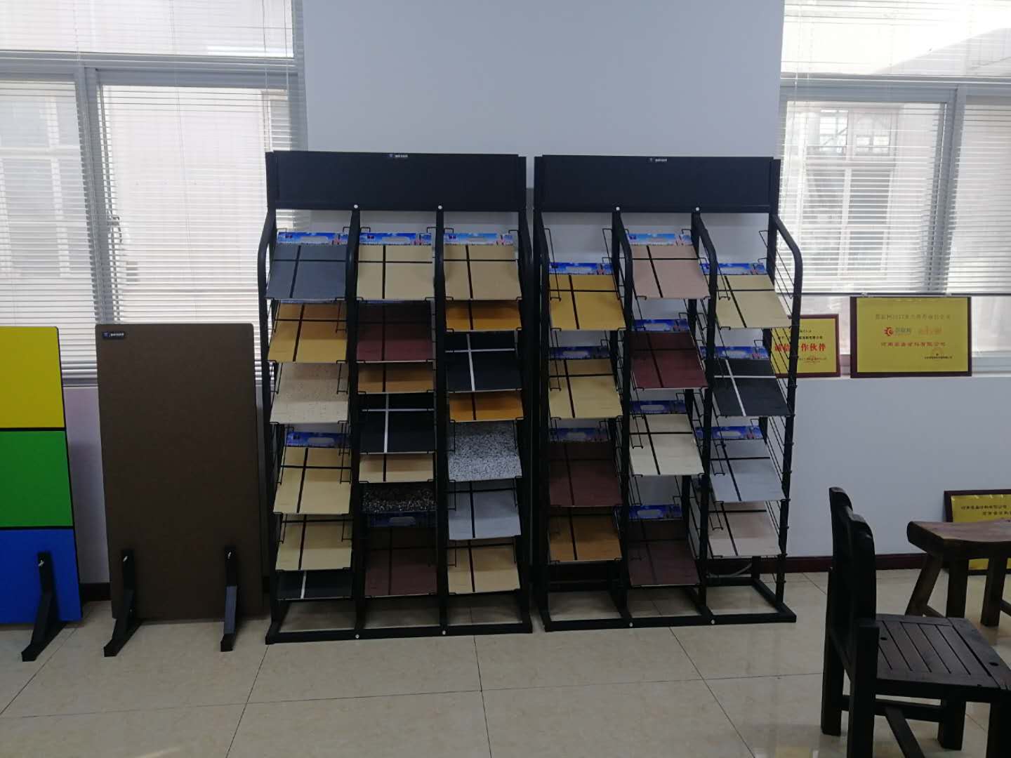 ?冠晶石和水包砂外墻涂料的區(qū)別，你知道多少